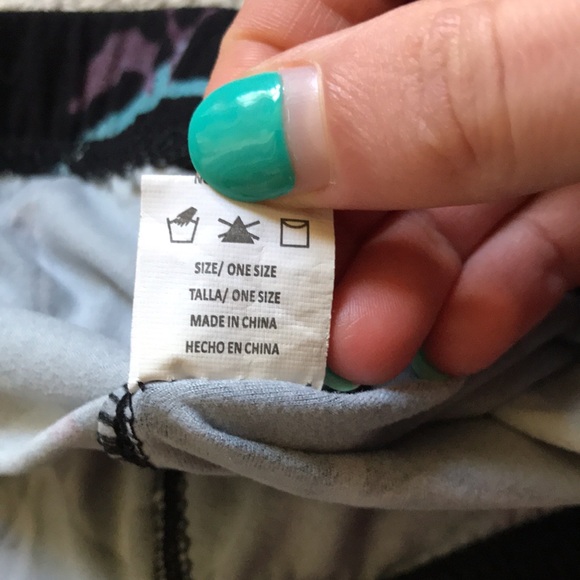 Leaf Patterned Leggings - Picture 7 of 7